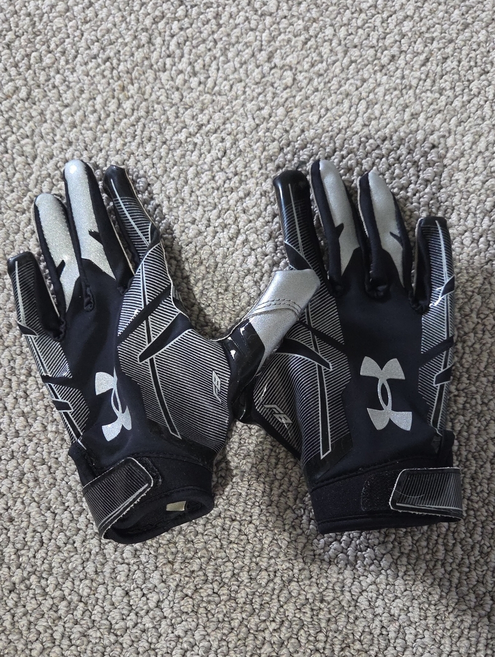 Under Armour Youth Football Gloves w/Gluegrip Sticky,
